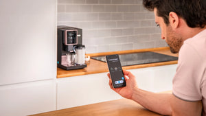 CECOTEC Machine à café grains Cremmaet Compactccino Connected Black Rose