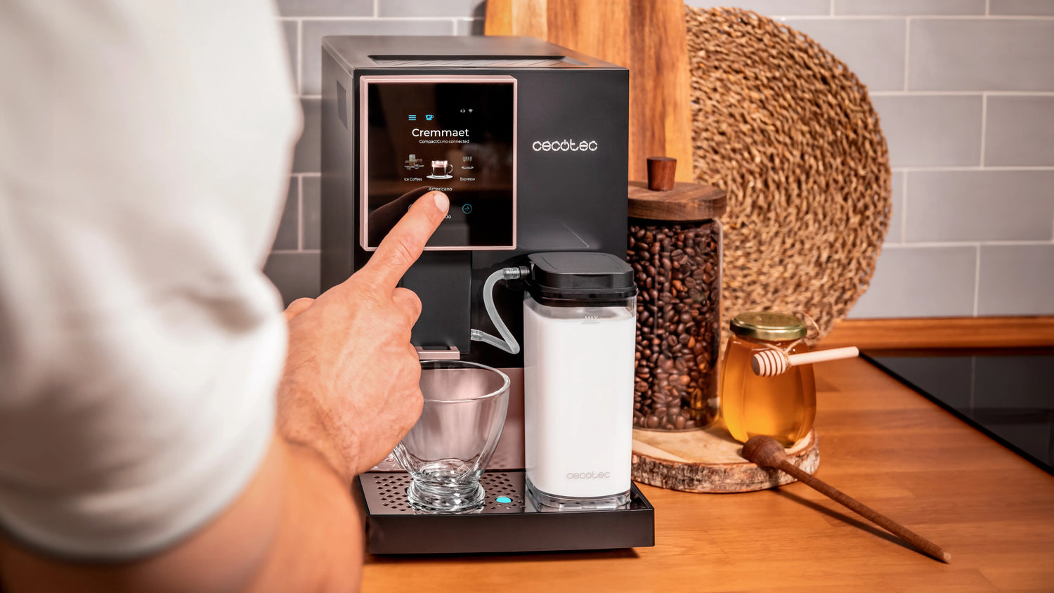 CECOTEC Machine à café grains Cremmaet Compactccino Connected Black Rose