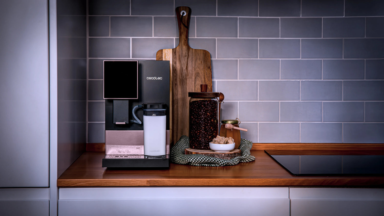 CECOTEC Machine à café grains Cremmaet Compactccino Connected Black Rose