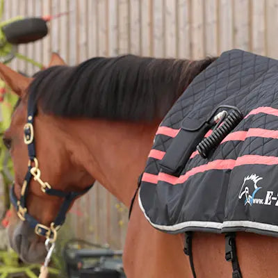 Ezihorse Couverture de massage vibrante et chauffante pour chevaux Back pro